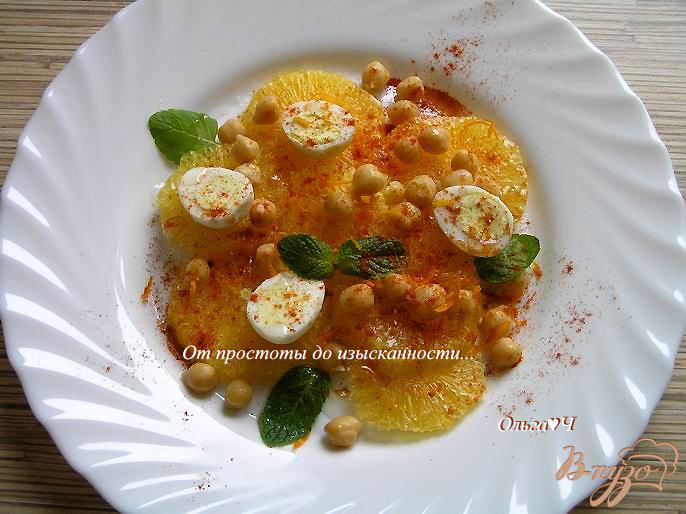 Фото приготовление рецепта: Салат с нутом, апельсинами и перепелиными яйцами шаг №4