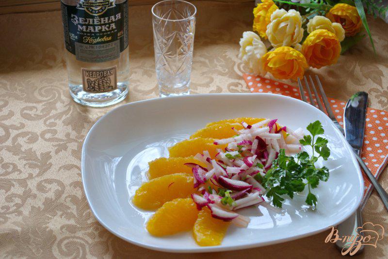 Фото приготовление рецепта: Салат с апельсином и редисом шаг №6
