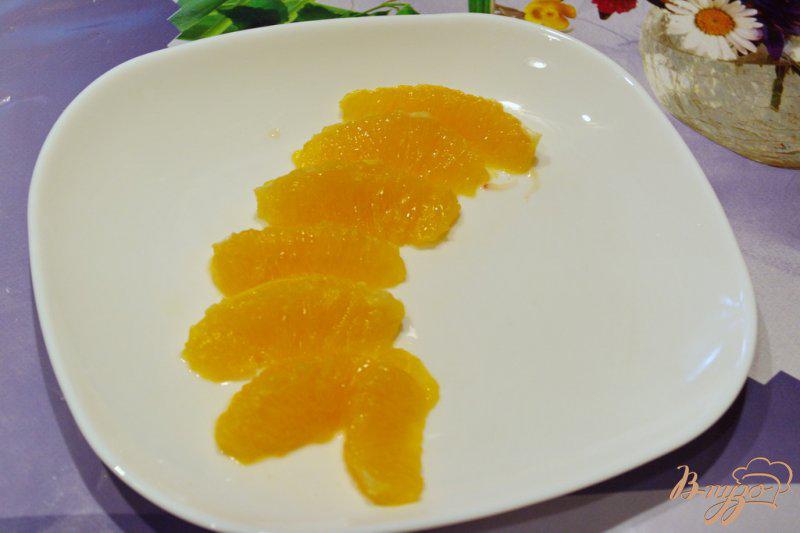 Фото приготовление рецепта: Салат с апельсином и редисом шаг №4