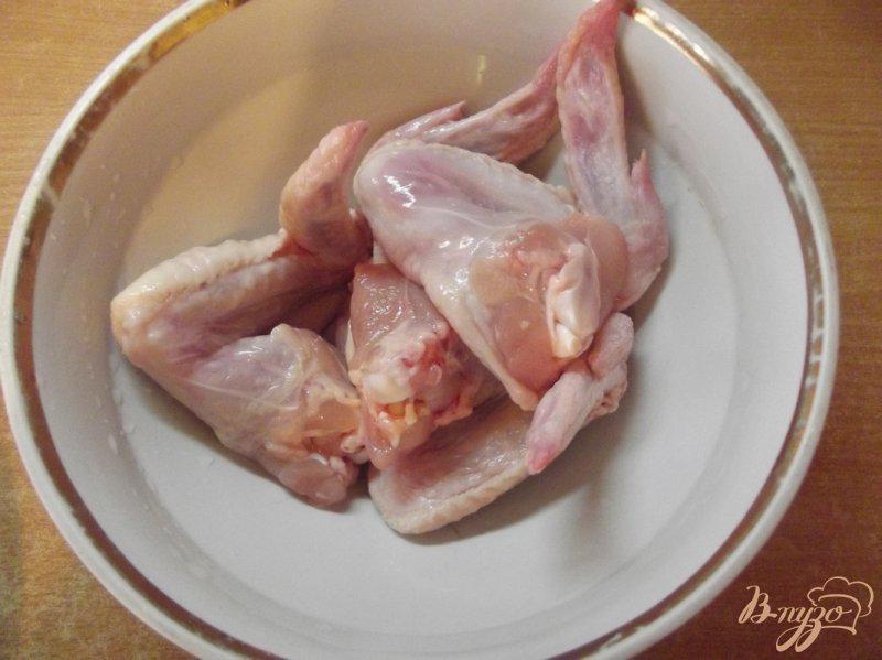 Фото приготовление рецепта: Запеченные куриные крылья с яйцом шаг №1