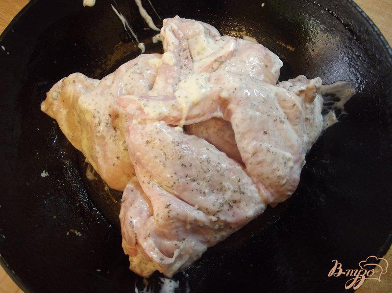 Фото приготовление рецепта: Запеченные куриные крылья с яйцом шаг №3