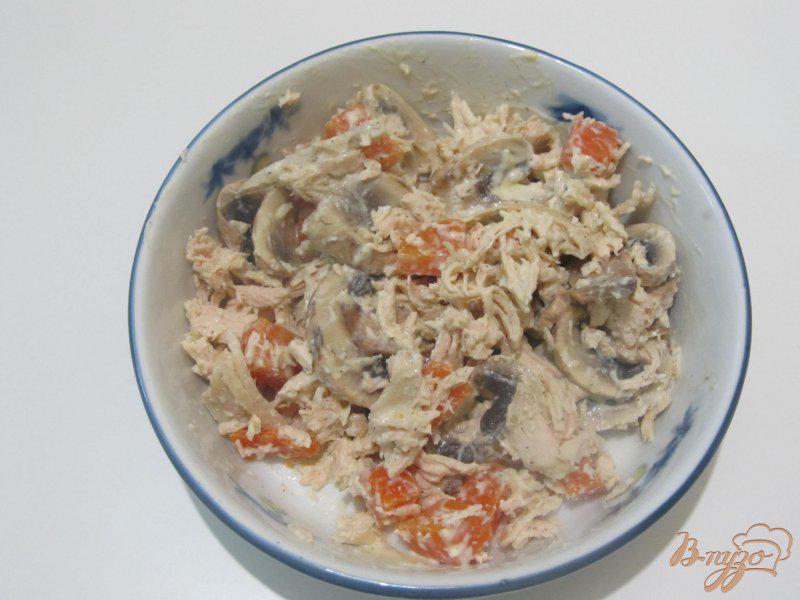Фото приготовление рецепта: Салат из курицы и грибов шаг №4