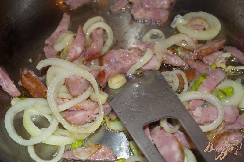 Фото приготовление рецепта: Паста с шашлычными колбасками и грибочками шаг №3