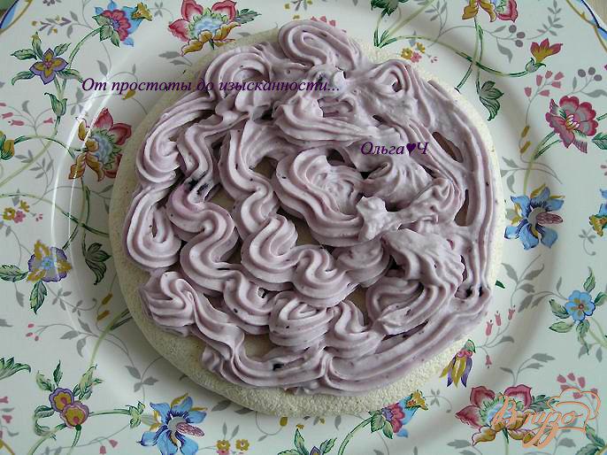 Фото приготовление рецепта: Торт-безе с черничным кремом шаг №6