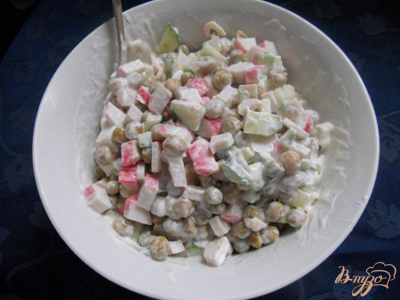 Фото приготовление рецепта: Салат с крабовыми палочками и зеленым горошком шаг №5