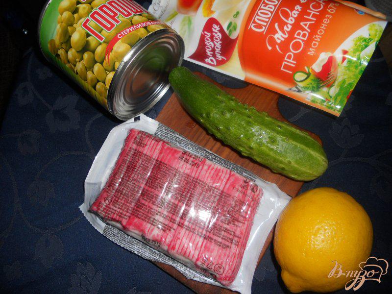 Фото приготовление рецепта: Салат с крабовыми палочками и зеленым горошком шаг №1
