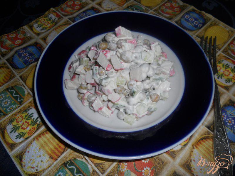Фото приготовление рецепта: Салат с крабовыми палочками и зеленым горошком шаг №6
