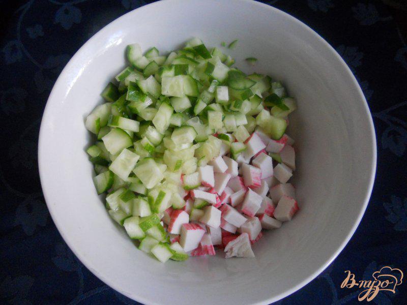 Фото приготовление рецепта: Салат с крабовыми палочками и зеленым горошком шаг №3