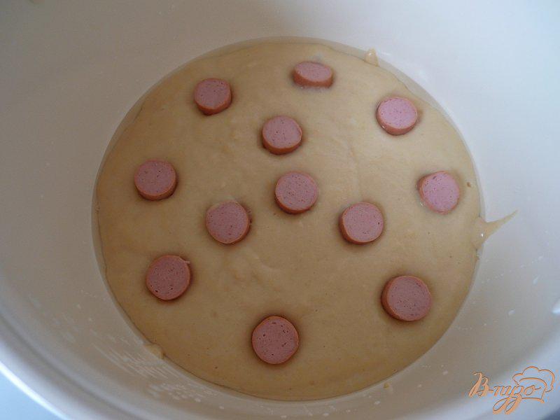 Фото приготовление рецепта: Пирог с сосисками шаг №5