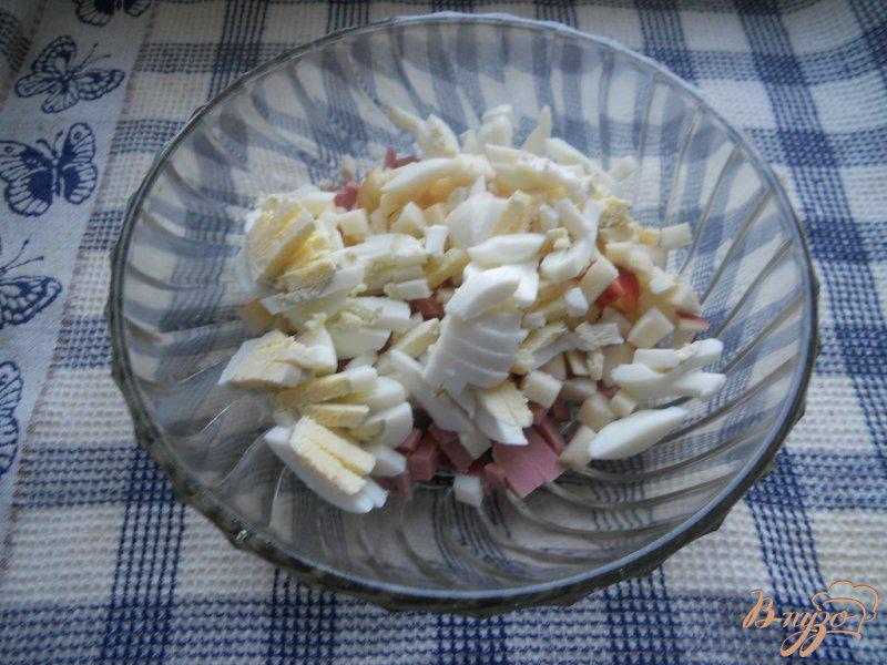 Фото приготовление рецепта: Салат колбасный шаг №4