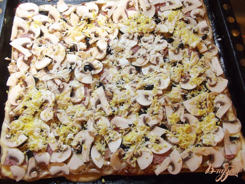 Фото приготовление рецепта: Пицца с сырыми шампиньонами шаг №8