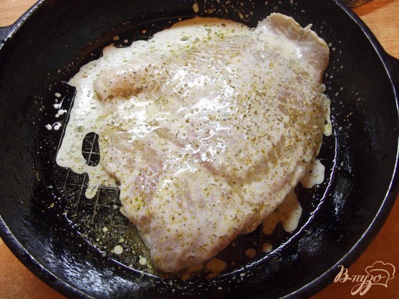 Фото приготовление рецепта: Филе пангасиуса в духовке под сыром шаг №5