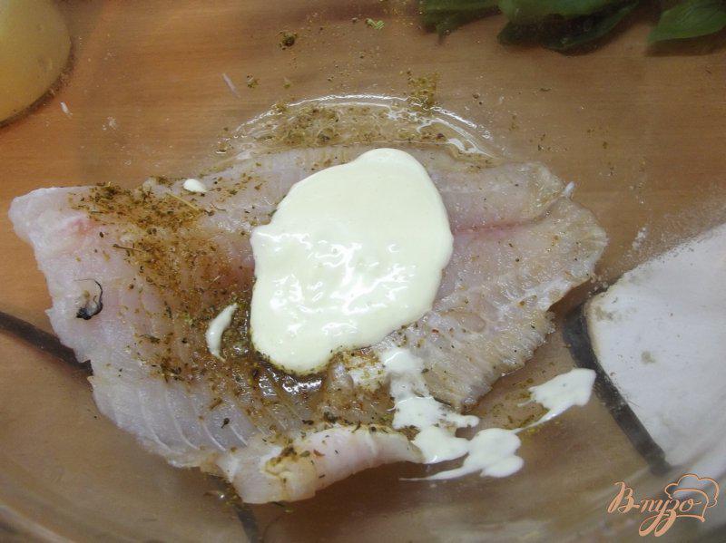 Фото приготовление рецепта: Филе пангасиуса в духовке под сыром шаг №3