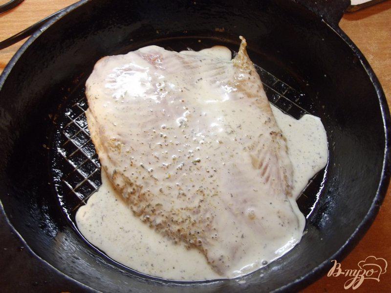 Фото приготовление рецепта: Филе пангасиуса в духовке под сыром шаг №4
