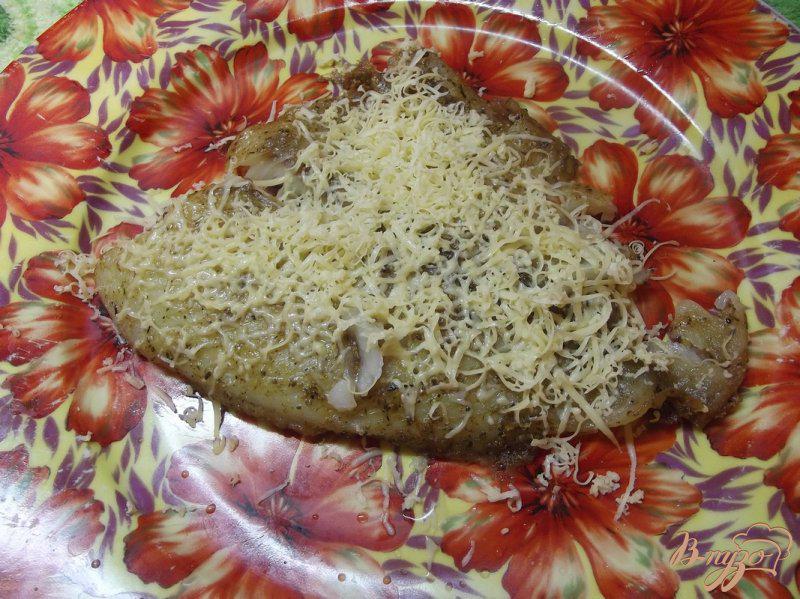 Фото приготовление рецепта: Филе пангасиуса в духовке под сыром шаг №6