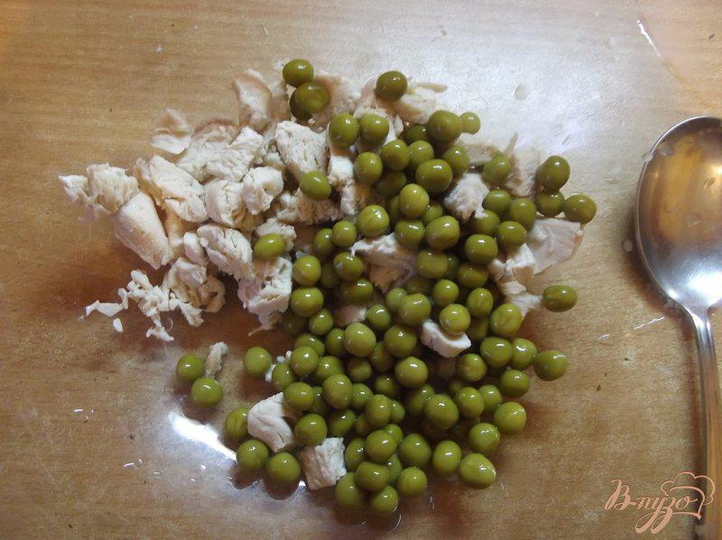 Фото приготовление рецепта: Куриный салат с зеленью шаг №3