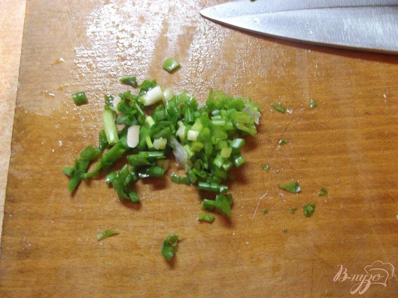 Фото приготовление рецепта: Куриный салат с зеленью шаг №4