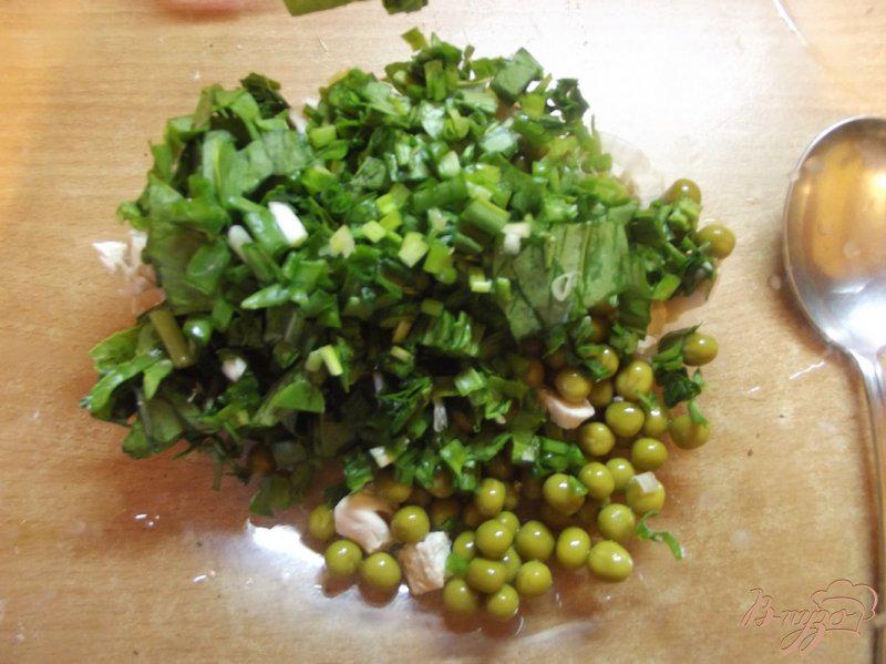 Фото приготовление рецепта: Куриный салат с зеленью шаг №5