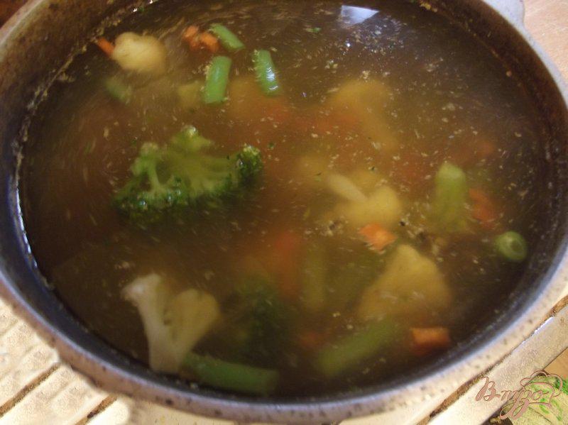Фото приготовление рецепта: Суп с белыми грибами и овощами шаг №5
