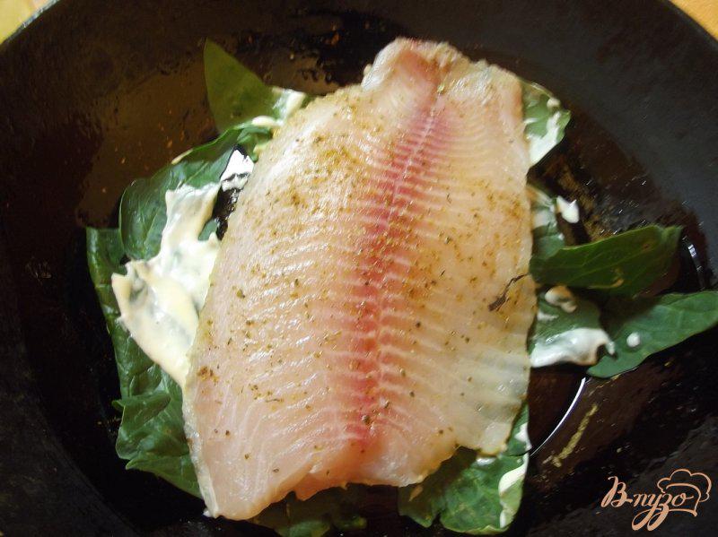 Фото приготовление рецепта: Рыба в шпинате шаг №4