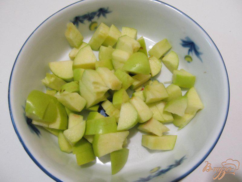 Фото приготовление рецепта: Фруктовый салат с яблоком и корицей шаг №3