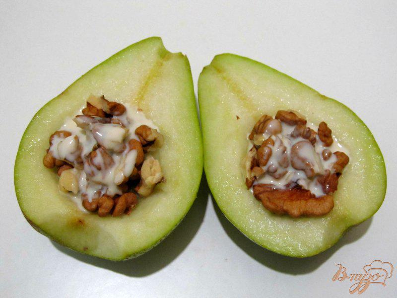 Фото приготовление рецепта: Салат из груши с орехами шаг №4