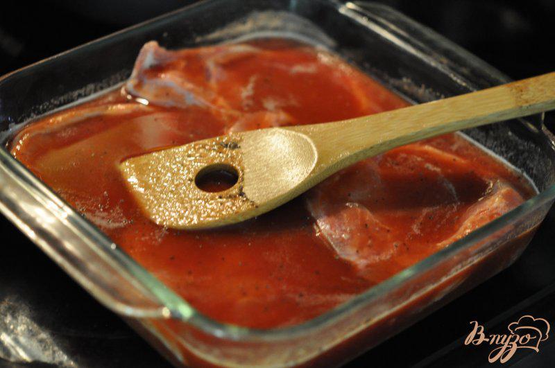 Фото приготовление рецепта: Свиные отбивные в томатном соусе и в пиве шаг №2