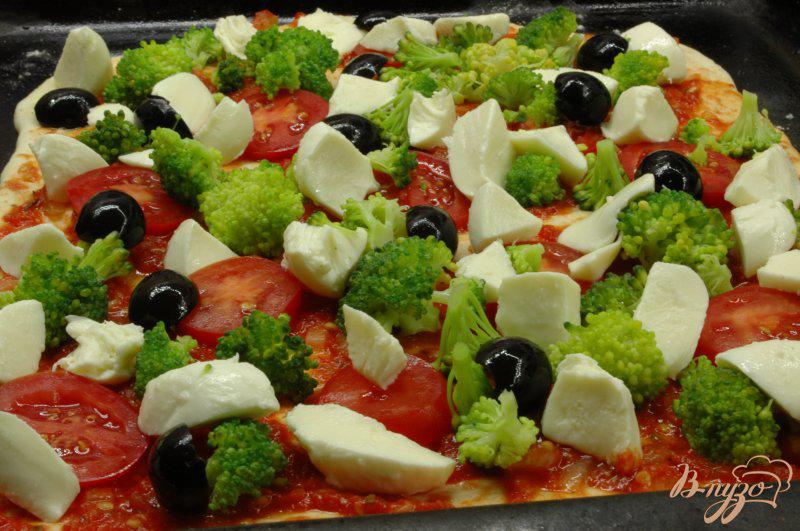 Фото приготовление рецепта: Пицца с брокколи и моцареллой шаг №5