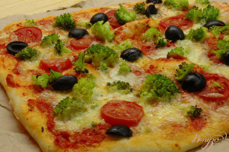 Фото приготовление рецепта: Пицца с брокколи и моцареллой шаг №6