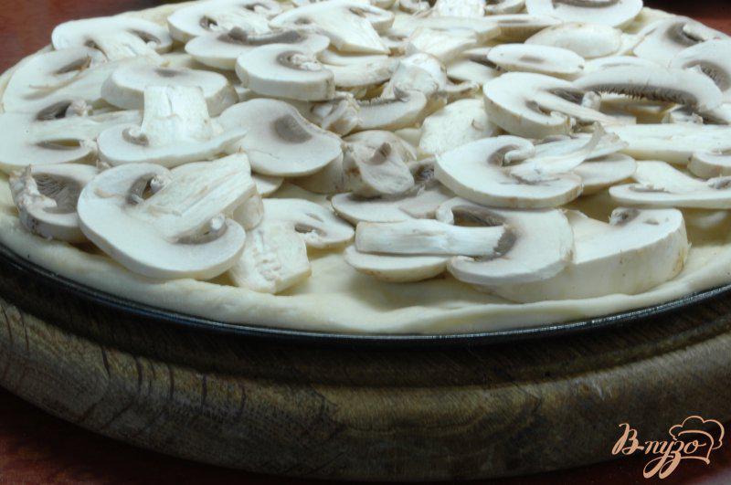 Фото приготовление рецепта: Пицца с шампиньонами и яблоками шаг №2