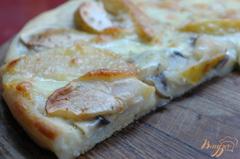 Фото приготовление рецепта: Пицца с шампиньонами и яблоками шаг №6