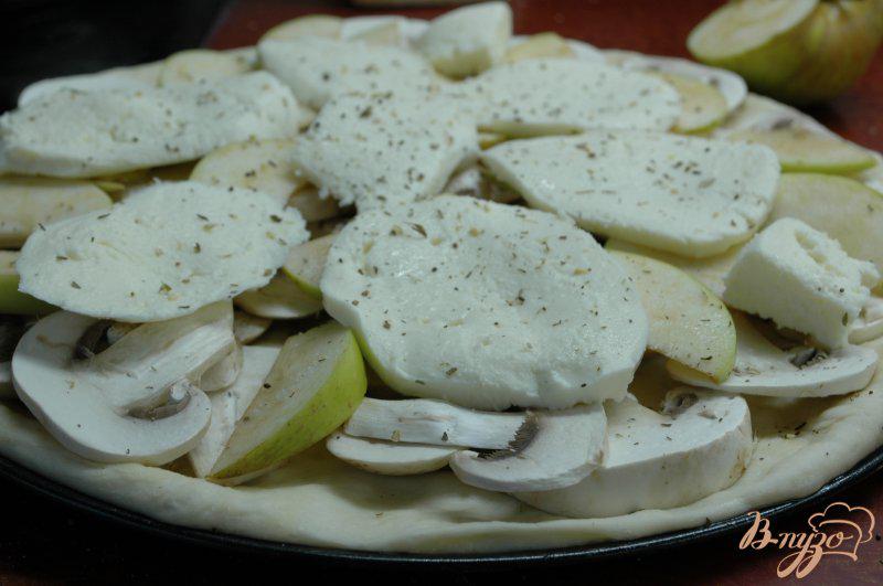 Фото приготовление рецепта: Пицца с шампиньонами и яблоками шаг №4