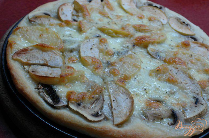 Фото приготовление рецепта: Пицца с шампиньонами и яблоками шаг №5