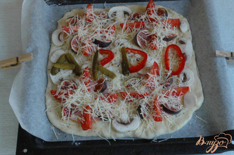 Фото приготовление рецепта: Пицца с инжиром шаг №4