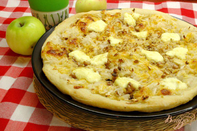 Фото приготовление рецепта: Пицца с яблоками и грецкими орехами шаг №6