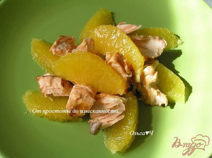 Фото приготовление рецепта: Салат с лососем-гриль, апельсином и авокадо шаг №5
