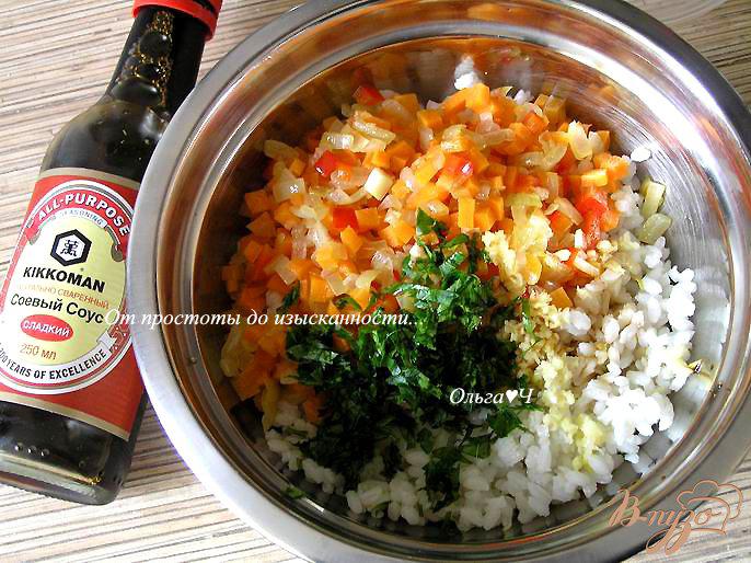 Фото приготовление рецепта: Рисовые котлетки с овощами в кунжутной панировке шаг №2