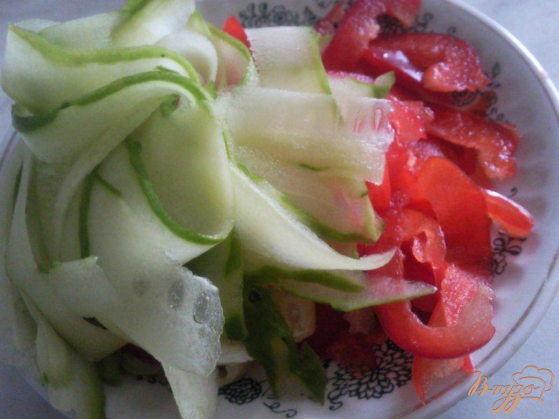 Фото приготовление рецепта: Салат из молодых кабачков шаг №2
