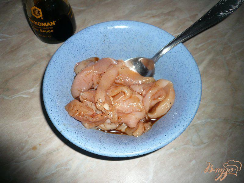 Фото приготовление рецепта: Куриная грудка в томатном соусе шаг №3