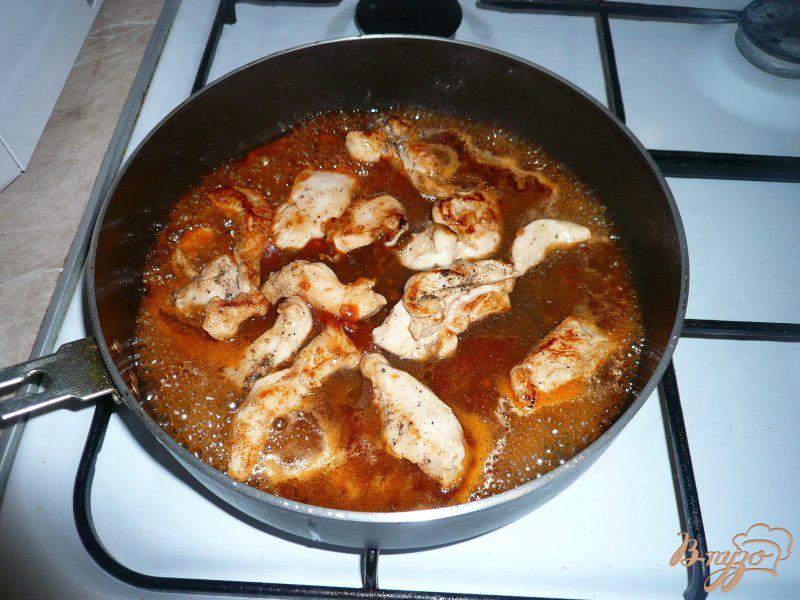 Фото приготовление рецепта: Куриная грудка в томатном соусе шаг №6