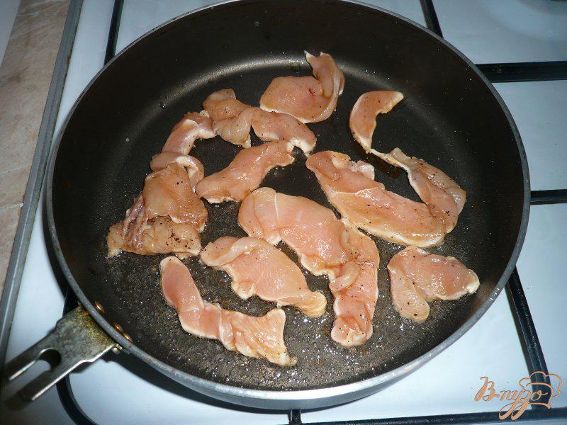 Фото приготовление рецепта: Куриная грудка в томатном соусе шаг №4