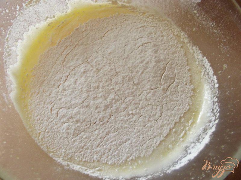 Фото приготовление рецепта: Пирог с вишней и белым шоколадом шаг №3