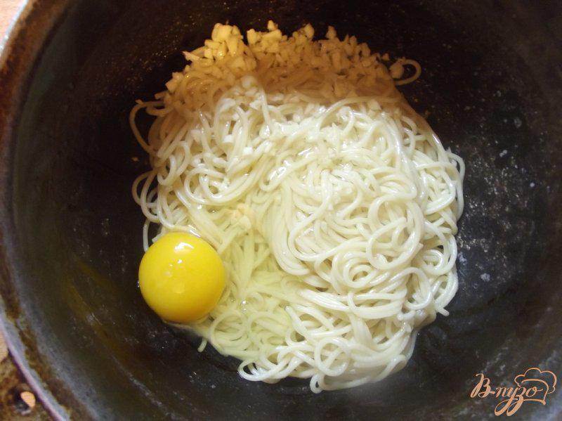 Фото приготовление рецепта: Макароны запеченные с яйцом шаг №3