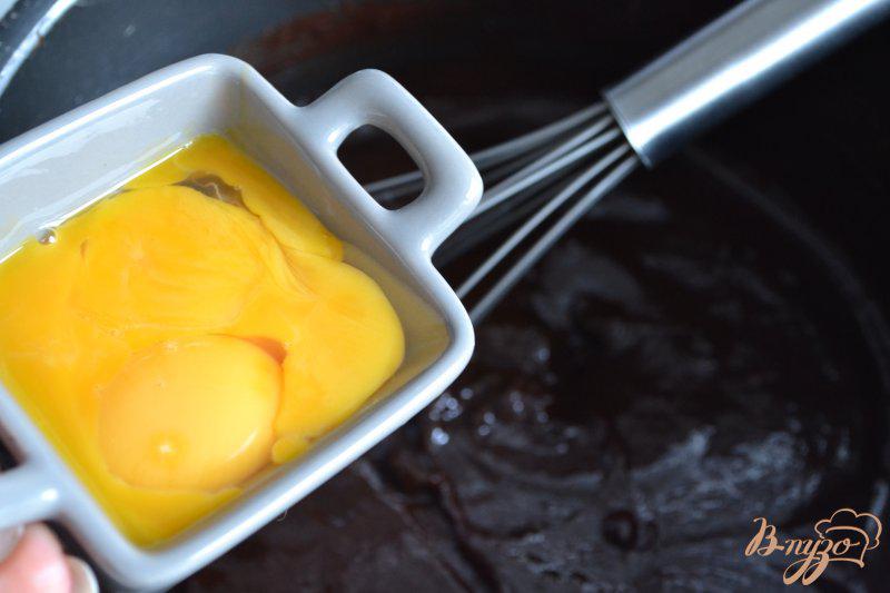 Фото приготовление рецепта: Шоколадный десерт с кусочками клубники шаг №2