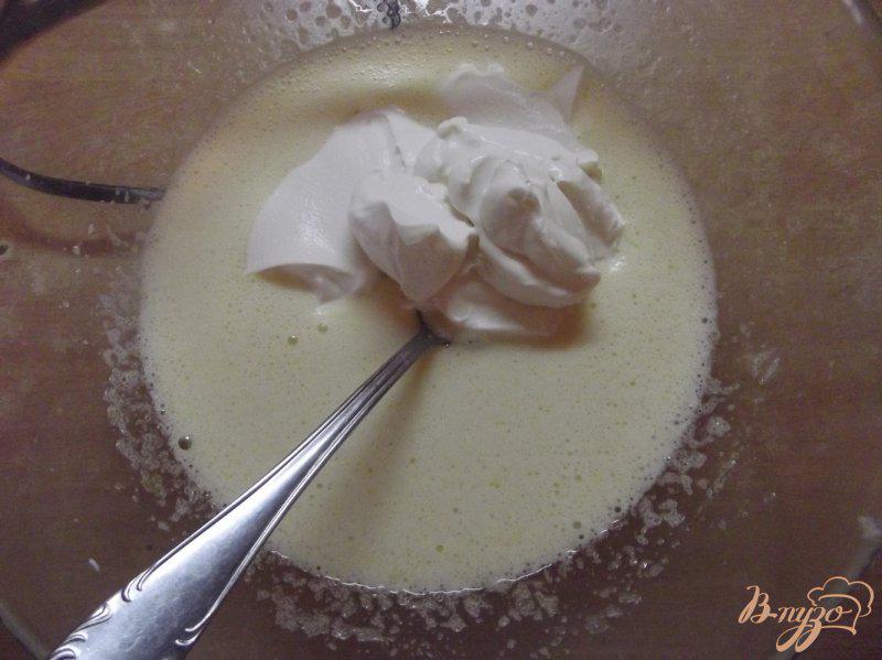 Фото приготовление рецепта: Мягкий яблочный пирог с белой черешней шаг №3