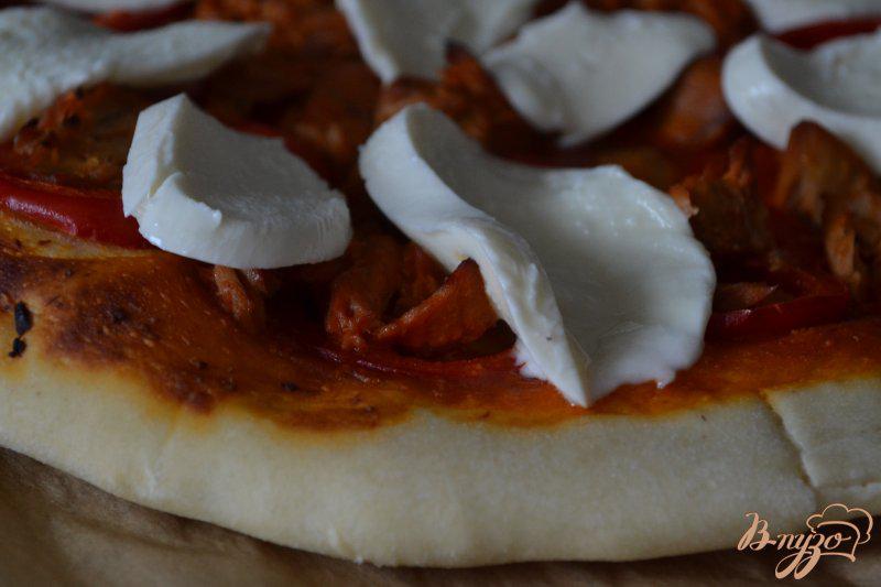Фото приготовление рецепта: Пицца с консервированной семгой шаг №5