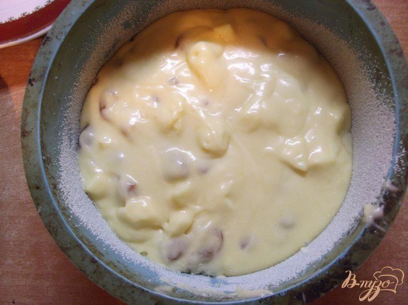 Фото приготовление рецепта: Яблочный пирог с черешней и изюмом шаг №10