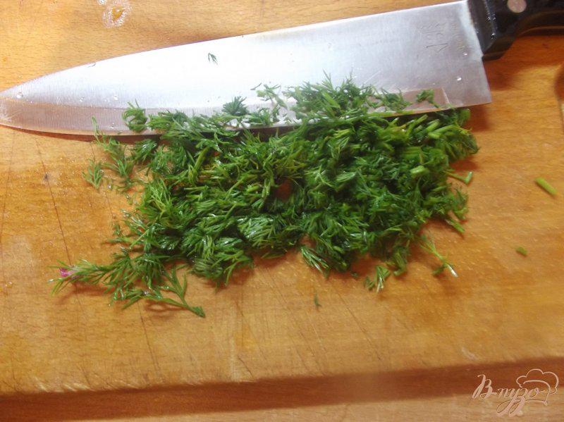 Фото приготовление рецепта: Салат из редиса с кунжутом и мятой шаг №2