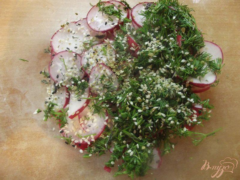 Фото приготовление рецепта: Салат из редиса с кунжутом и мятой шаг №4