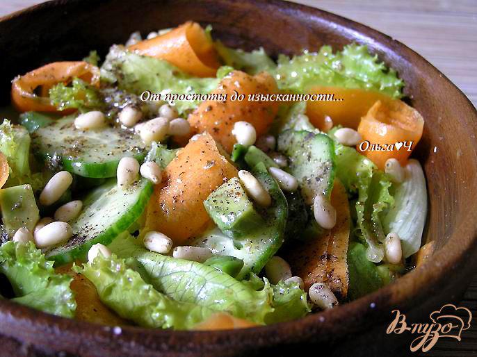 Фото приготовление рецепта: Зеленый салат с авокадо и кедровыми орехами шаг №5